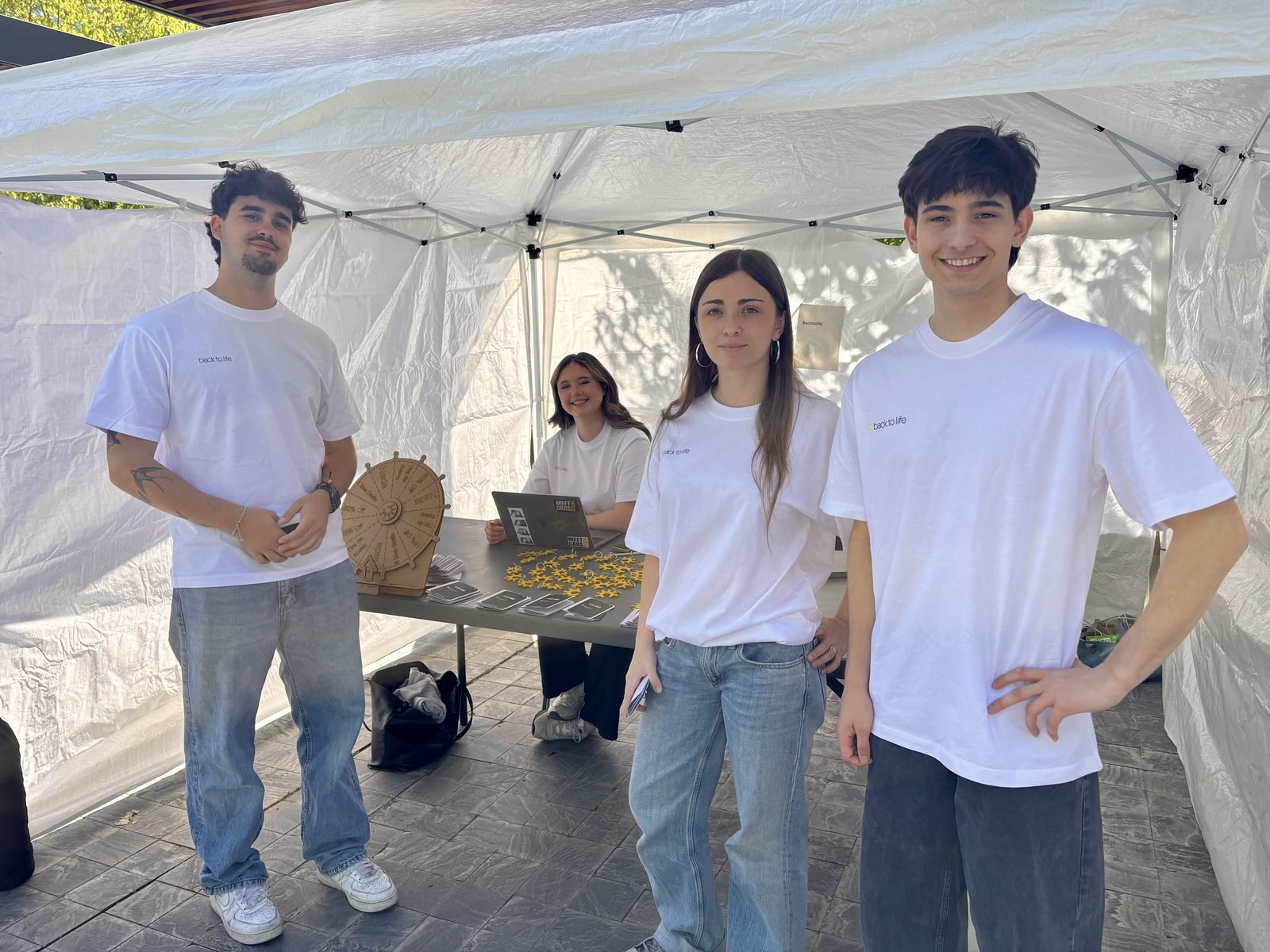 Parte del equipo de jóvenes de la asociación Synkro que ha creado BackToLife, con camisetas de BackToLife en un evento